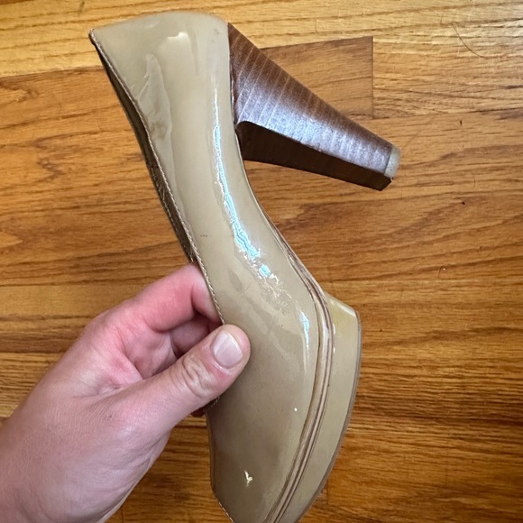 Sofft patent leather nude size 9 heels - Picture 5 of 6